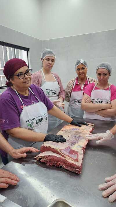Núcleo Feminino Coprossel participa de curso sobre a arte do churrasco